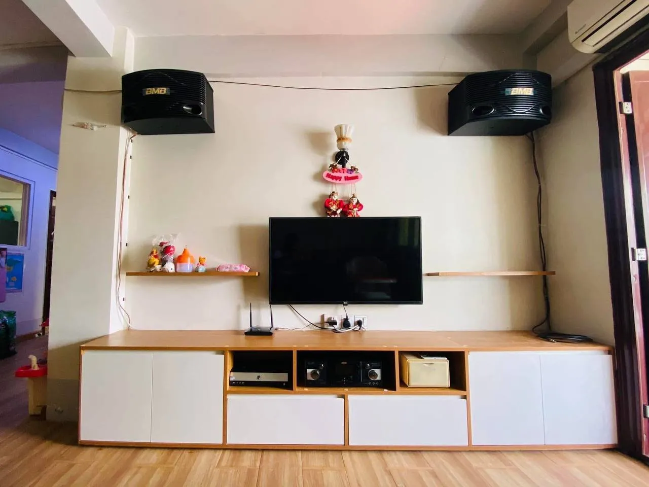 Captain Nyan Furniture, photo 1 of 9